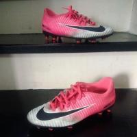 ราคา รองเท้าสตั๊ด Nike Mercurial สีชมพู เบอร์42(รองเท้าฟุตบอลมือสองของแท้100%) (13403315044)