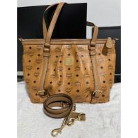 ราคา MCM กระเป๋าทรงถือ หรือสะพายไหล่ MCM สีออริ มือสองสภาพดีพร้อมใช้งาน (13880855757)