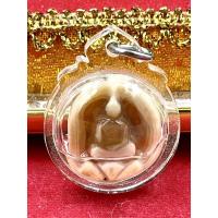 ราคา P-02-040164 พระสมเด็จแกะสลักจากเม็ดหินพระธาตุเขาสามร้อยยอด (6844564927)