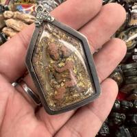ราคา ขุนแผนอุ้มนาง เนื้อดินเจ็ดตลาด หลวงปู่ทิม วัดละหารไร่ เลี่ยมกรอบเลสแบบโบราณ (40918369205)