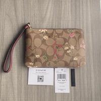 ราคา กระเป๋าคล้องมือ Coach 1 ซิป size S ลายดอกไม้ ซื้อจากร้านสารพัดของกุ๊กกิ๊ก by gjy 1390-. (20321071666)
