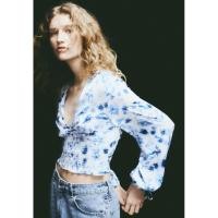 ราคา เสื้อ H&M cropped V-Neck Blouse -white /blue floral Size XS (55205464054)