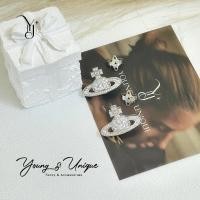 ราคา YU+Jewel ต่างหูสตั๊คประดับเพชรรูปดาวเสาร์ตะวันตก เงินแท้925 สีเงิน XL10022 (25442962767)