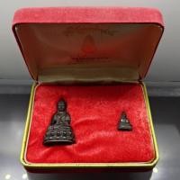 ราคา พระกริ่ง – พระชัยวัฒน์ มูลนิธิอัฏฐมราชานุสรณ์ วัดสุทัศน์เทพวราราม ปี 2534 เนื้อนวะโลหะ พร้อมกล่องเดิม (52751902513)