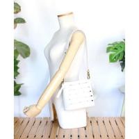 ราคา กระเป๋าสะพายข้างมือสอง สภาพดีสีสวย ของแท้แบรนด์ดึ ใบเล็กทรงน่ารัก หายาก เบา ดีเทลแบรนด์สวยครบ ถอดแยกได้ (41776958799)