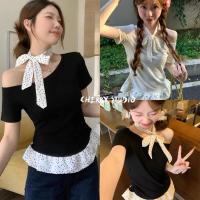 ราคา Cherry พร้อมส่งเสื้อยืดแขนสั้น เสื้อปาดไหล่ เปิดไหล่ข้างเดีย ดีเทลเย็บชายระบาย แถมโช้คเกอร์ ผ้าพันคอลายจุด สไตล์เกาหลี (44410643621)