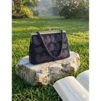 ราคา กระเป๋าถือ "กระเป๋าราตรีงานปักลูกปัดวินเทจ (Vintage Beaded Clutch Bag)" ซึ่งมีร่องรอยกาลเวลา (44556339636)