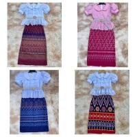 ราคา ชุดไทยเด็กกระโปรง ผ้าฝ้ายทอ ทรงยาว ผ่าชายกระโปรงด้านหลัง เสื้อคอบัว ลูกไม้ฉลุสายรุ้ง เสื้อมีซิปหลัง (24672784894)