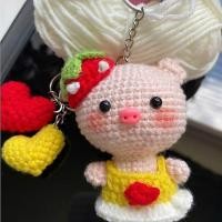 ราคา BABY PIG WEARING A STRAWBERRY HAT KEYCHAIN [ทําอาหาร WOOL - ทําด้วยมือ] (50460174956)
