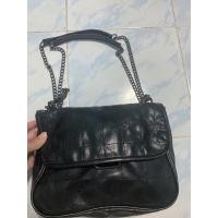 ราคา กระเป๋าสะพายหนังสีดำสายโซ่ USED (52008988412)