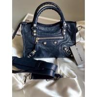 ราคา สินค้าพร้อมส่ง New BALENCIAGA Classic City Mini Size : 9.8" (L) × 6.2" (H) × 3.9" (D) สวย เรียบ หรู ราคาดีมากก (13834866297)