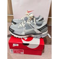 ราคา Nike Zoom Vomero5 / Metallic silverแท้100% (24990551123)