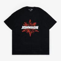 ราคา จอห์นสัน | เสื้อยืดควอนตั้มสีเข้ม (49761725645)