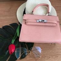 ราคา ➰กระเป๋าแฟชั่น mini kelly สีชมพู สาวๆต้องมี ➰รุ่นนี้มีสายสะพายค่ะ ➰Size : 20 cm x15 cmx 8 cm ➰ (2453554720)