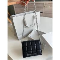 ราคา CHARLES＆KEITHร้อนขายใหม่กระเป๋าสะพายสะพาย CK6-10680988 กระเป๋าสตางค์สั้นของแท้หลายช่องเงินคลิปศูนย์กระเป๋าสตางค์ (24247950539)