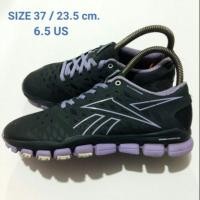 ราคา รองเท้าผ้าใบ Reebok มือสอง แท้ 100% (มีเก็บเงินปลายทาง) (1996376467)