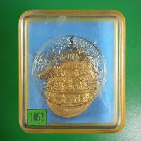 ราคา 1052 เหรียญ ในหลวง ร.9 ทรงกล้อง ในหลวง ทรงกล้อง ปี 2542 เนื้อกะใหล่ทองลงยาสีเหลือง สภาพเดิมๆ กล่องเดิม สวยมาก แท้ (29970623826)