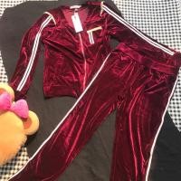 ราคา ชุด SET วอร์ม ผ้ากำมะยี่สีแดงเลือดหมู เสื้อคลุมเป็นซิปรูด แต่แถบขาวเก๋ๆ มีกระเป๋าทั้งเสื้อและกางเกง (1881281728)