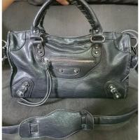 ราคา กระเป๋าทรง Balenciaga สีเทาเข้ม หนังสวย (หนังไม่แท้) ไม่มีตำหนิ มีสายยาว ซับในสะอาด ไซส์ 14.5 นิ้ว ไม่เคยใช้ ขาย 230 ค่ะ (24203060076)