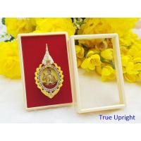 ราคา เข็มกลัด ในหลวง ร.9 วงรีหยักสีเหลือง ทรงโบกพระหัตถ์ (5435651361)