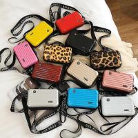 ราคา (BAGBLISSS) กระเป๋าสะพายข้างทรงกล่อง (ไซส์ใหญ่/เล็ก สีลาย) กระเป๋าเดินทางมินิ Forever Young (3725206091)