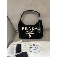 ราคา Like new Prada hobo น้องขนปุกปุยสีดำ (23743974129)