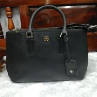 ราคา กระเป๋าtory burch ของแท้ หนังsaffiano สีดำ สภาพดีคะ ขนาด 12นิ้ว มีสายสะพายข้าง ทรงคล้ายๆๆprada (2361866977)