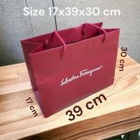 ราคา ถุงกระดาษสีแดง แบรนด์ salvatore ferragamo ไซต์ใหญ่ ของแท้ พร้อมส่ง (25503355118)