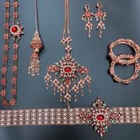 ราคา Vintage Jewelryชุดเครื่องประดับไทยพร้อมทับทิม สร้อยคอ ต่างหูคลิป กำไลข้อมือ เข็มขัด หัวเข็มขัด ปิ่นปักผม สร้อยสังวาลย์ (7602537329)