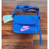 ราคา กระเป๋าครอสบอดี้ Nike Futura 365 สีน้ำเงิน ฝาปิดแม่เหล็ก สายปรับความยาวได้ มีช่องซิปด้านในและด้านหลัง ของใหม่ป้ายห้อย (25158803731)