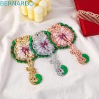 ราคา BERNARDO ชุดหวีกระจกแต่งหน้านกยูง,มือถือวินเทจเจ้าหญิงแต่งหน้ากระจก,หรูหราพร้อมหวีแกะสลัก Rhinestone ที่จับโลหะกระจกโต๊ะเครื่องแป้งตะวันออกกลาง (49961415090)