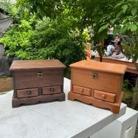ราคา กล่องไม้สัก ขนาด25x17x19cm ตู้ลิ้นชัก 2ลิ้นชัก 1ช่องเปิดบน กล่องใส่พระ ตู้เก็บเอกสาร หีบเก็บเงิน (28110509173)