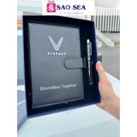 ราคา ชุดสมุดโน๊ตปกหนังและปากกาลายเซ็น Vinfast (สีดํา) สําหรับลูกค้า คู่หู และเพื่อนร่วมงาน ชุดของขวัญ Vinfast สมุดโน๊ตและปากกา (43480117371)