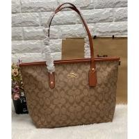 ราคา COACH F58292 CITY ZIP TOTE IN SIGNATURE กลับมาอีกครั้ง รุ่นขายดี สุดฮิตค่ะ! กระเป๋าวัสดุ PVC ❤️ (9712393328)