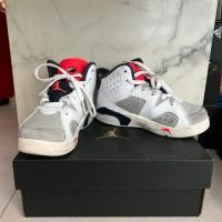 ราคา ะรองเท้าเด็กมือสอง สภาพดี รองเท้าผ้าใบ NIKE Jordan Retro สีขาว จากญี่ปุ่น ของแท้ พื้นดอกยังสวย ไซส์ 10.5UK (54160209998)