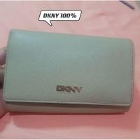 ราคา DKNY กระเป๋าสตางค์แท้ มือสองสภาพนางฟ้า 400.- จาก 7,900.- พร้อมส่ง (6177032097)