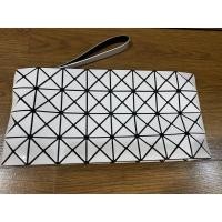ราคา Used Issey Bao Bao Clutch สีขาว สภาพดีค่ะ (4378520550)