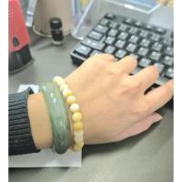 ราคา กำไลหยก Jade Type A แท้ เนื้อใสติดเขียวแสงส่องผ่านทะลุ ติดชั้นหินหยก แบ่งขาย ไซส์ 52 ซื้อมา 550 บาท และสีอื่นๆ (27778190856)