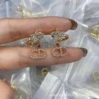 ราคา DIOR8024 Letter Star ต่างหูแฟชั่นหญิง เพชรและมุก (53060457971)
