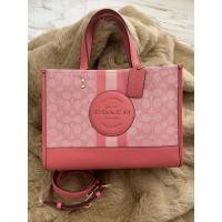 ราคา Coach Dempsey Carryall In Signature Jacquard With Stripe And Coach Patch ใบใหญ่ มีสายยาวถอดได้ ปรับได้ค่ะ (15697715425)