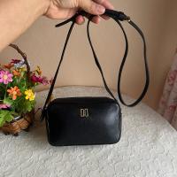 ราคา Daks แท้ ครอสบอดี้หนังแท้ ทรงกล่องเล็กน่ารักมาก สภาพดีสวยมาก ซับในสะอาด ขนาด 7 นิ้วกว้าง 2 นิ้วสูง 4 นิ้ว 590 บาท (40300595367)