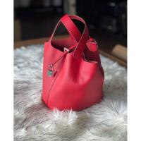 ราคา กระเป๋าถือ ทรงถัง สีแดง ไซส์ 18“ (58059359753)