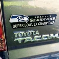 ราคา 特卖✨Seattle Seahawks Super Bowl LX Champions สัญลักษณ์รถ 3D ป้ายโลหะภายนอก Decal สําหรับ SUV รถบรรทุกป้ายทะเบียนอัตโนมัติกรอบตกแต่งพัดลมของขวัญ (57861583372)