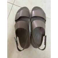 ราคา รองเท้ารัดส้น สีโกโก้Crocs ของแท้ มือสอง w7 size 37-38 แถมรองเท้าแตะสุขภาพ ff (52603456188)