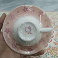 ราคา ชุดถ้วยกาแฟและจานรองลาย Hello Kitty สีชมพูอยู่บนถ้วยและจานรอง (44272853352)