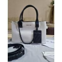 ราคา กระเป๋าทำงานสีขาว ถือและสะพาย Charles&Keith แท้ (28914534747)