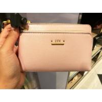 ราคา ส่งต่อกระเป๋าคล้องมือ lyn สีขมพู พร้อมถุงและอุปกรณ์ น่ารักมากค่าของแท้100% สภาพดี (2435781720)