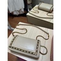 ราคา กระเป๋า charles & keith สีครีม มือ2 แท้จากชอป100% (23672526238)