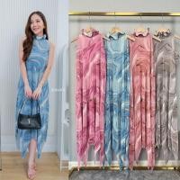 ราคา เดรสพลีทคอระบายผูกหลัง ทรงแขนกุด ระบายชายโค้ง ผ้าพลีทลายกราฟฟิก (27285821164)