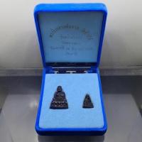 ราคา พระกริ่งหลวงพ่อทวด อาจารย์นอง วัดทรายขาว รุ่นสร้างวิหาร ปี2537 ชุดพิมพ์ใหญ่ - เล็ก เนื้อนวะโลหะพิเศษ พร้อมกล่องเดิม (24900028220)